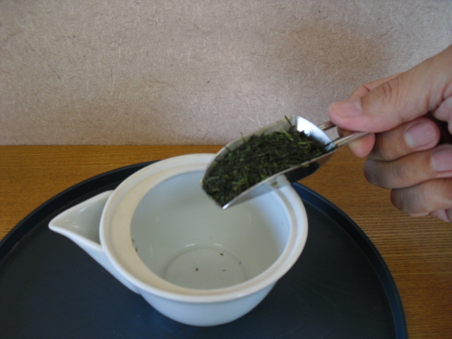急須にお茶を入れる
