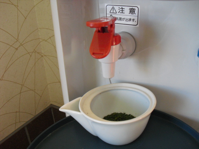 急須にお茶を入れる