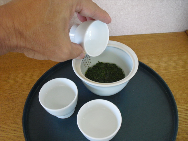 湯呑のお茶を急須へ